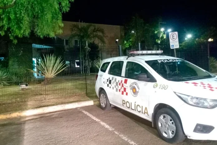 Homem é preso pela Polícia Militar por falta de pagamento de pensão alimentícia em Araras, SP